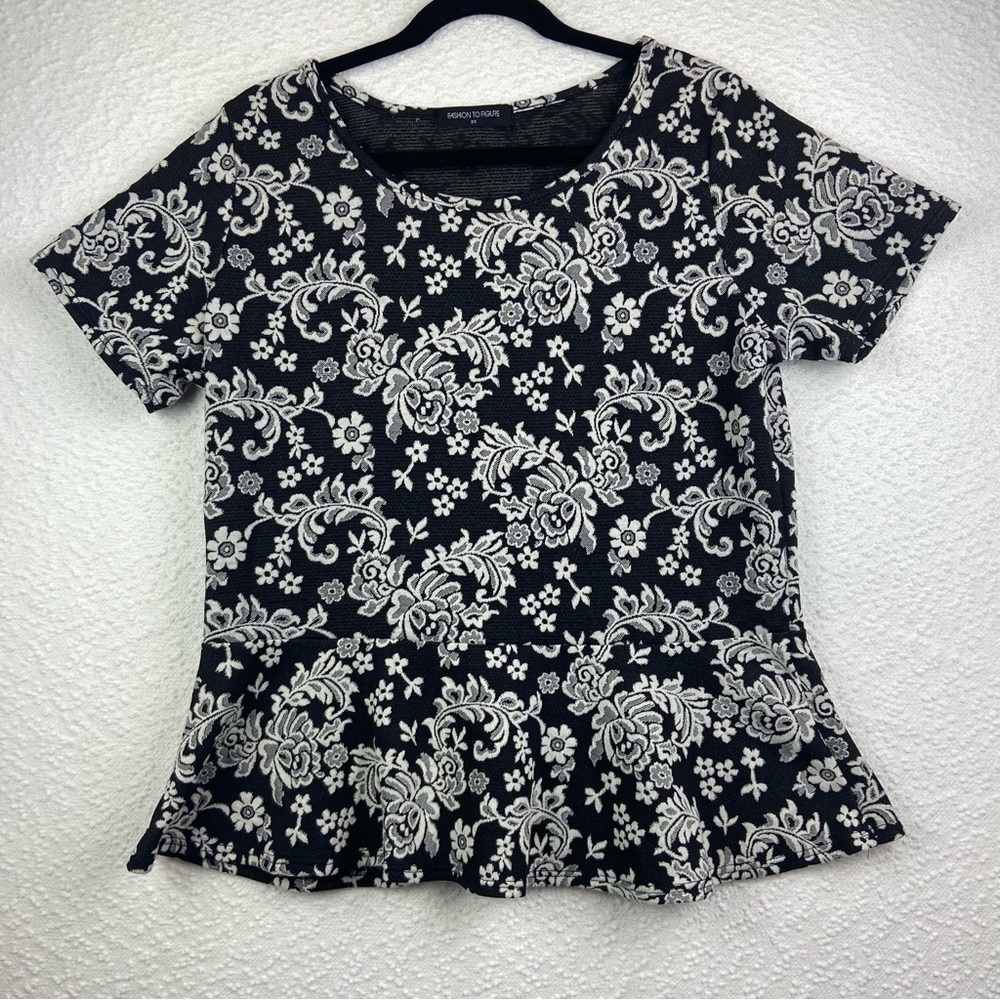 Fashion to Figure Black and White Floral Peplum Short Sleeve Top. Size 2x.
